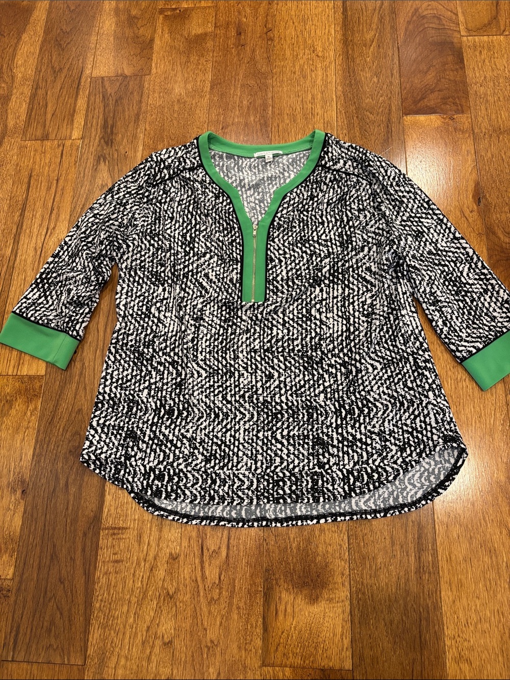 Notations Black & White Abstract Tunic with Green Trim